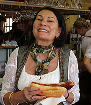 die Wirtin beim Raclette herstellen (Foto: Martin Schmitz)
